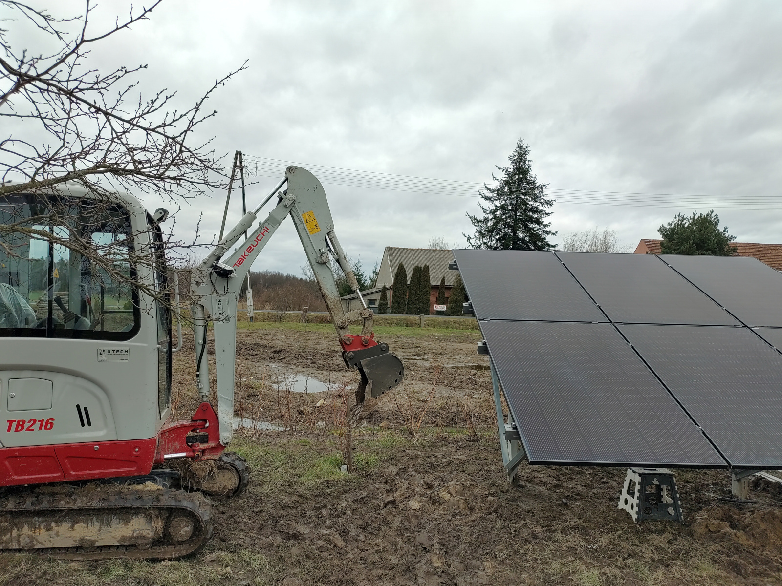 Usługi minikoparką - Wykop minikoparką pod przyłącze do paneli fotowoltaicznych