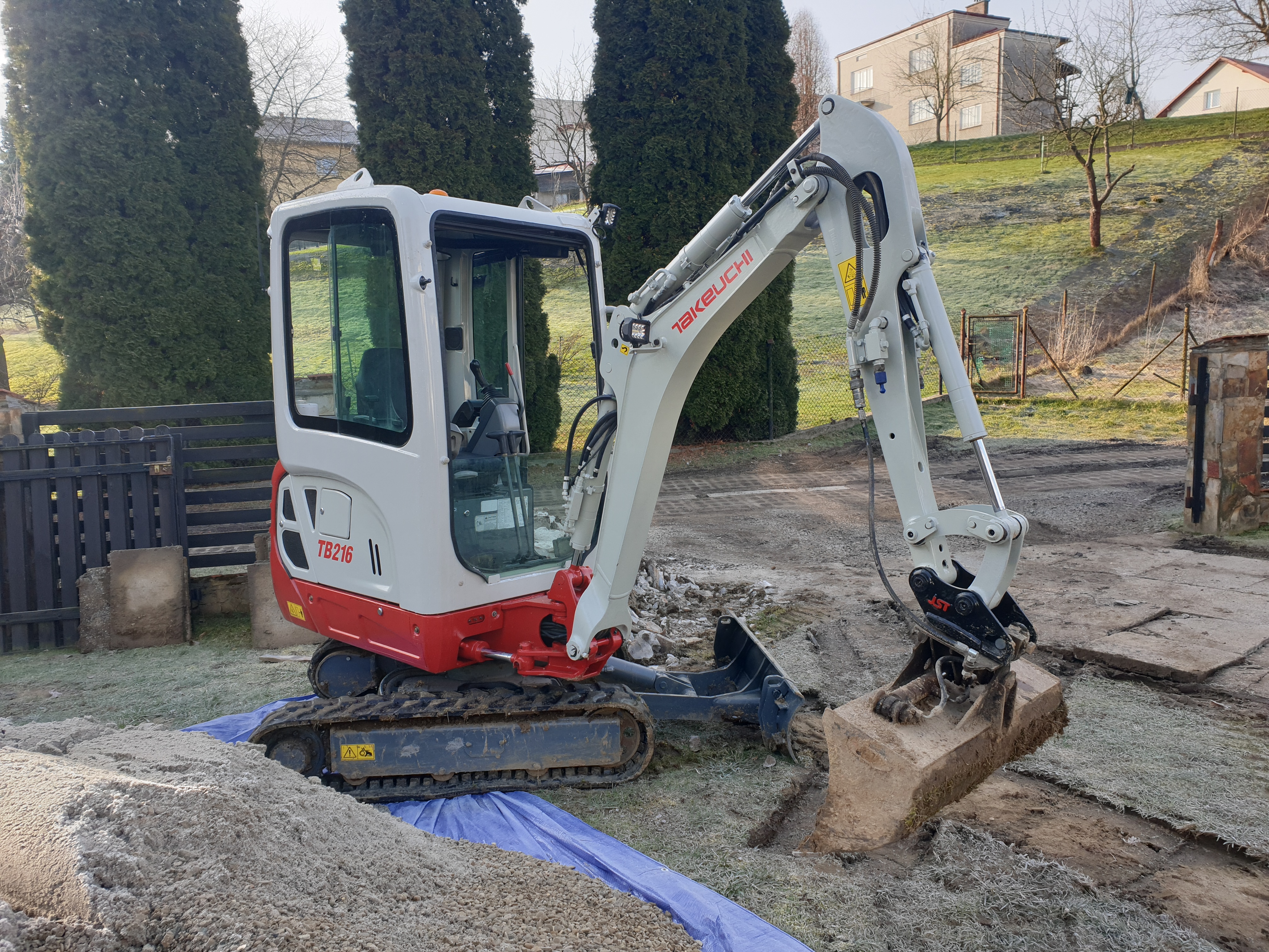 Usługi minikoparką - Niwelacja terenu minikoparką - Jelenia Góra