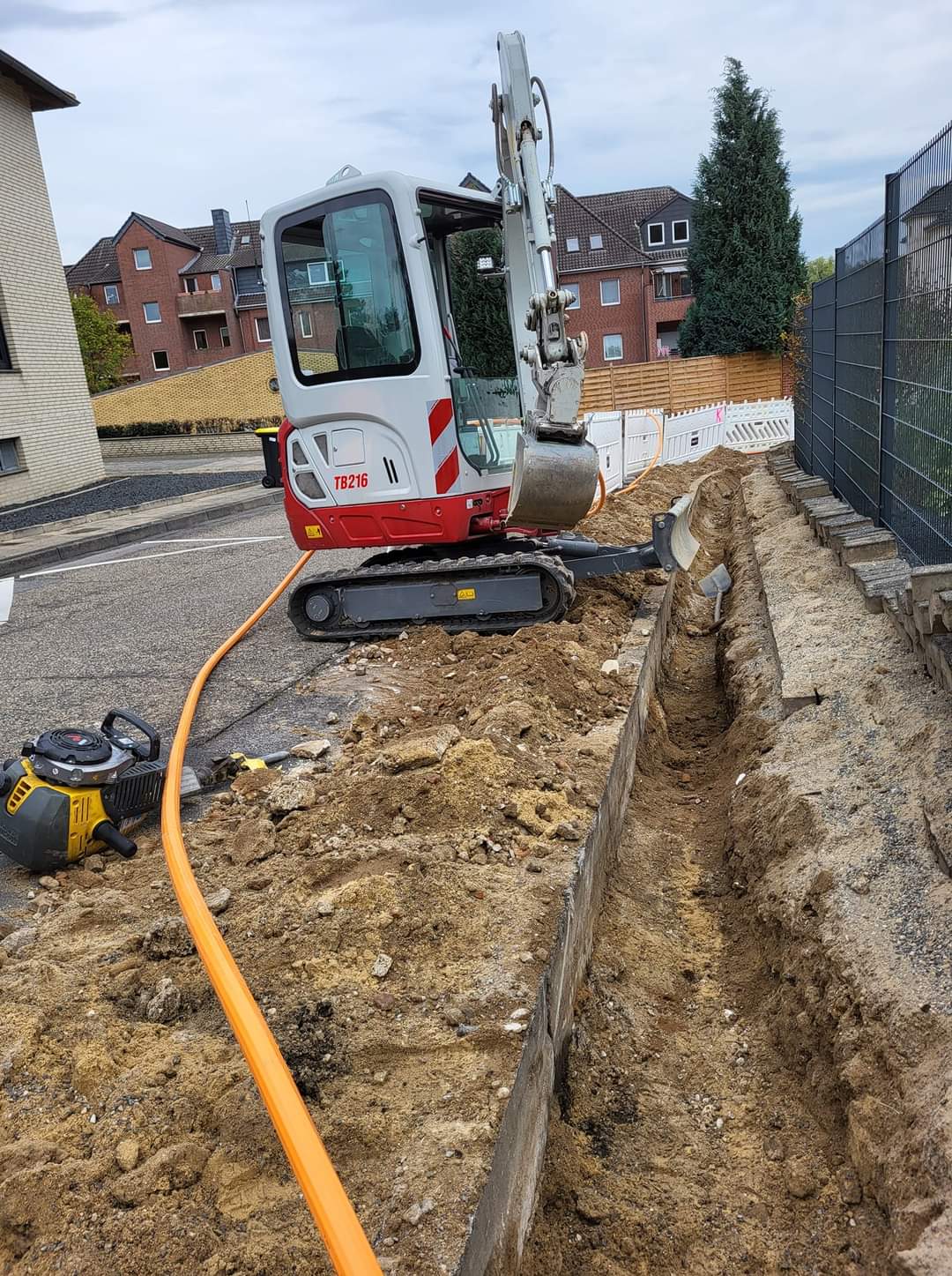 Usługi minikoparką - Wykopy pod przyłącza