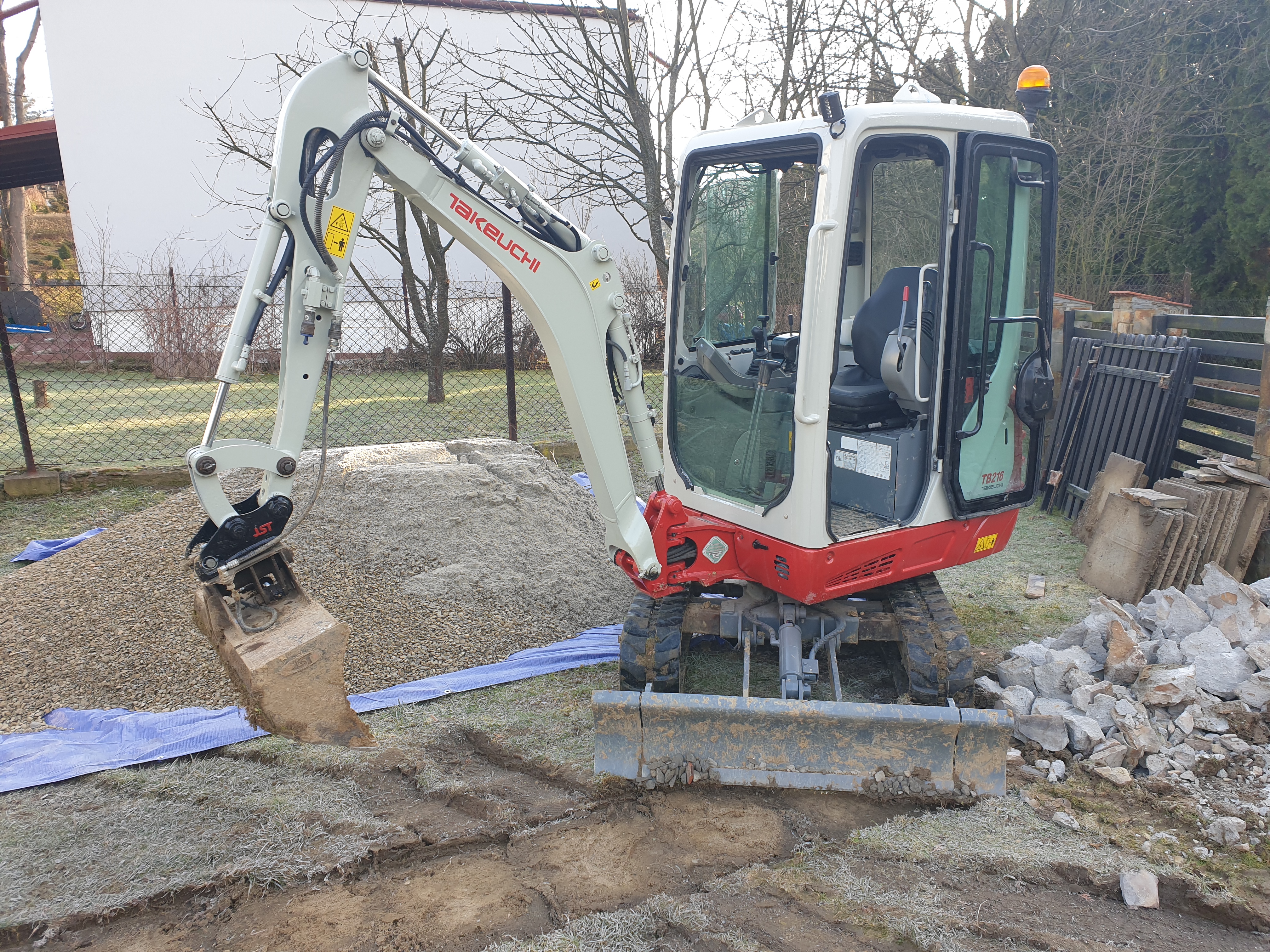 Usługi minikoparką - Niwelacja terenu